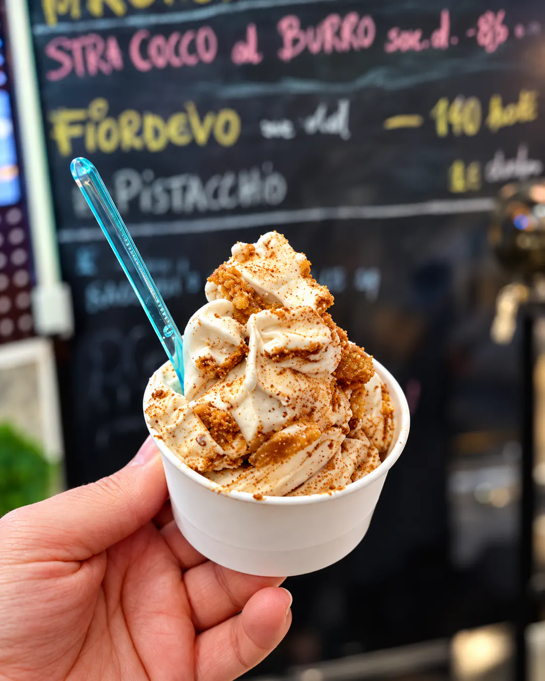 Gelato artizanale me thërrime biskotash te Officina Gelato në Tiranë