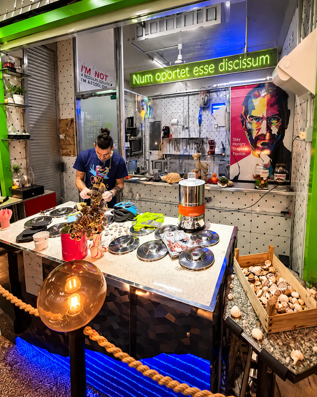 Interiori i gelaterisë artizanale Officina Gelato në Tiranë