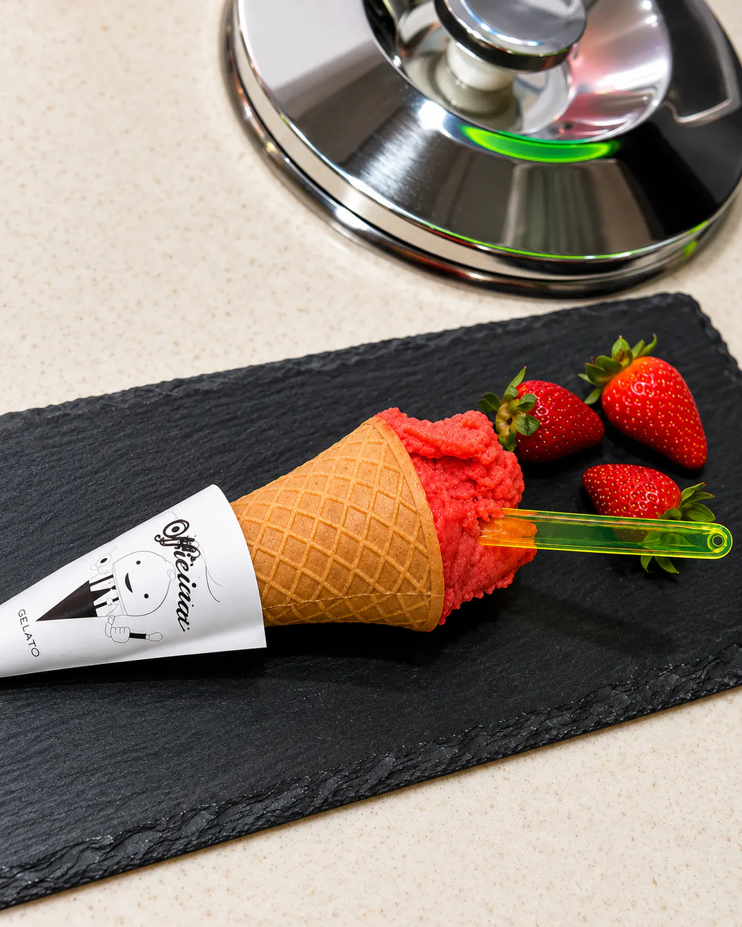 Kaush gelato me luleshtrydhe të freskëta te Officina Gelato në Tiranë