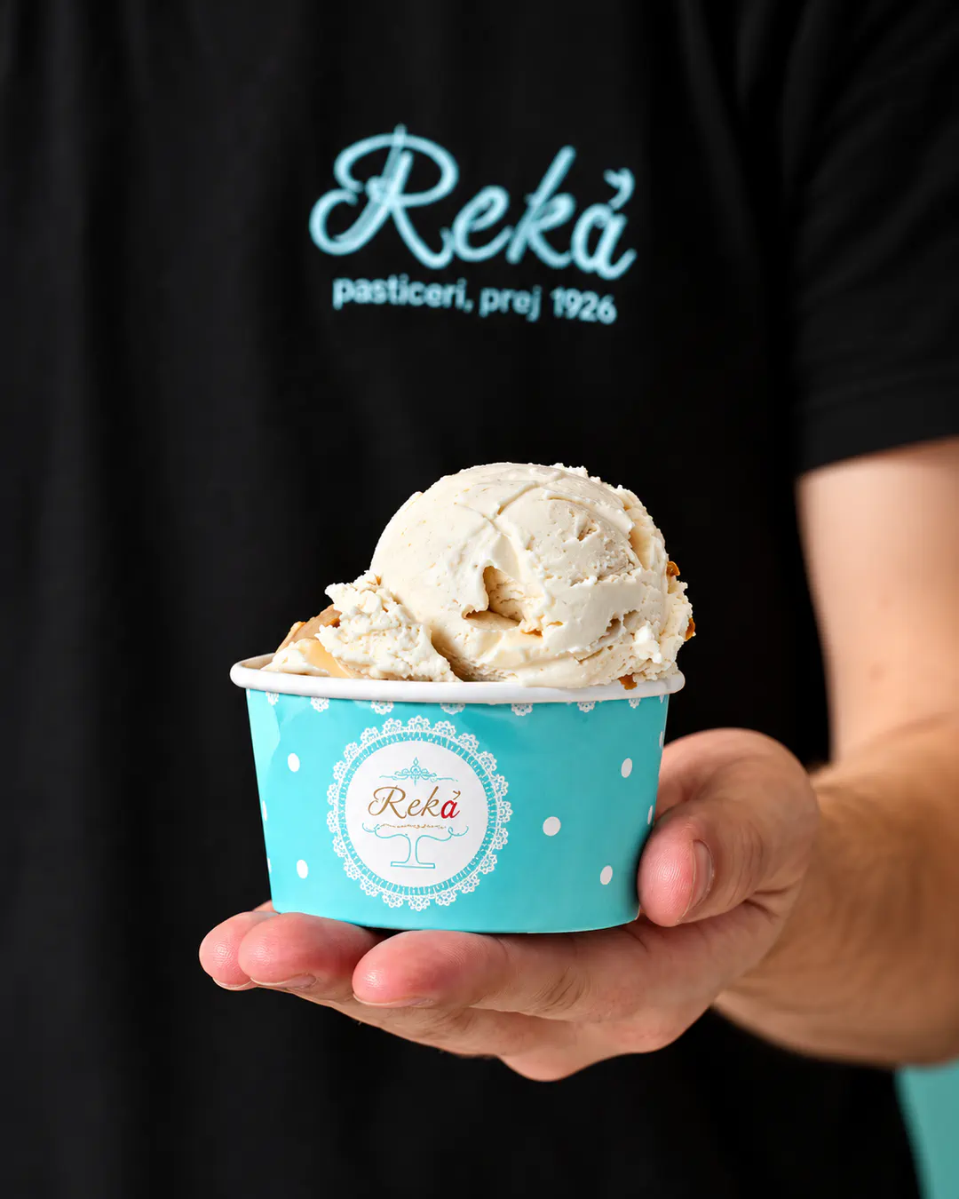 Gelato artizanale e servirur në kupë Reka në Tiranë