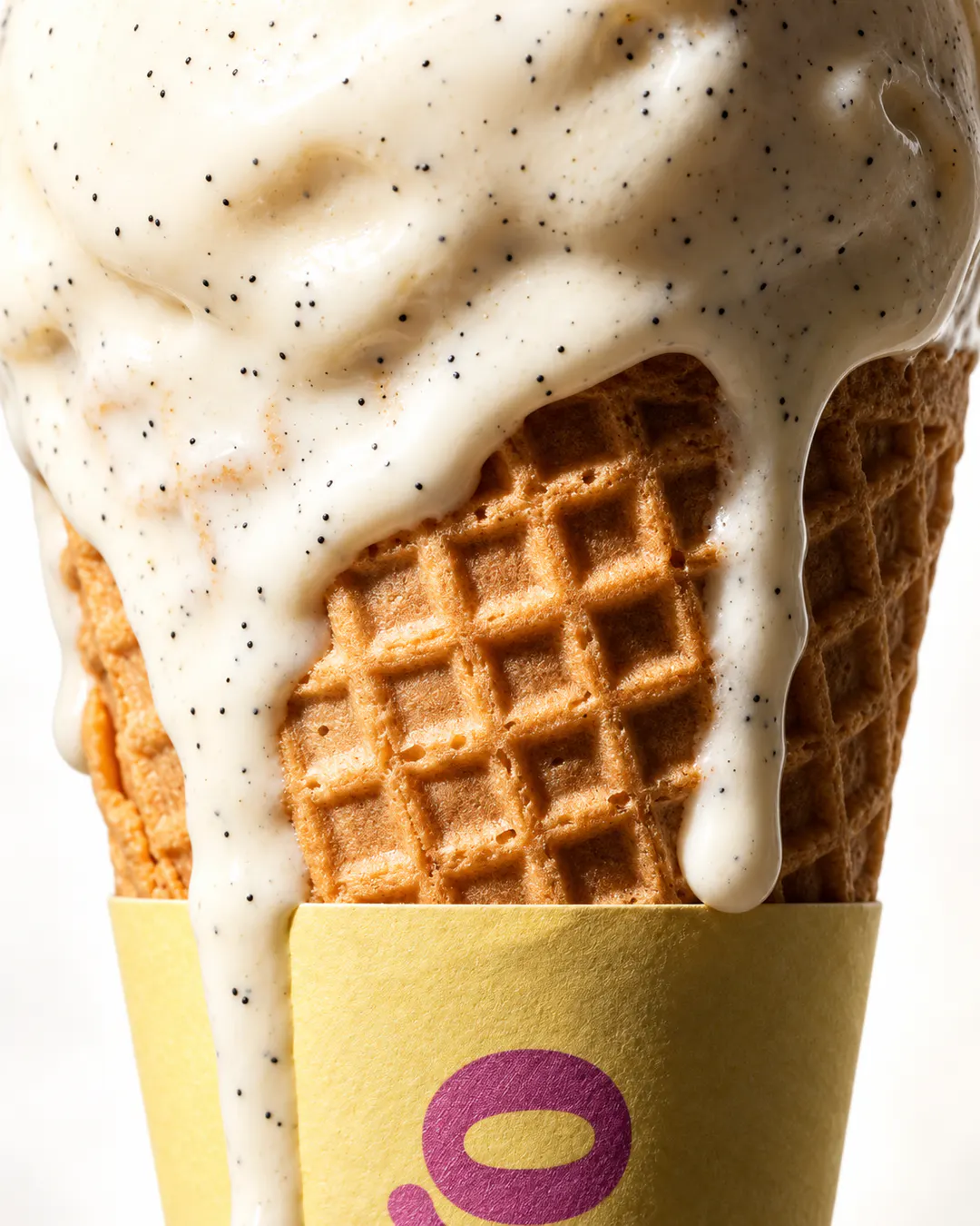 Gelato kremoze e servirur në kaush waffle te Sorento në Tiranë