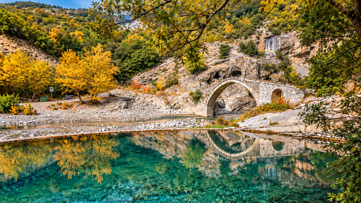 Banjat Termale të Bënjës pranë Përmetit, Shqipëri, në vjeshtë
