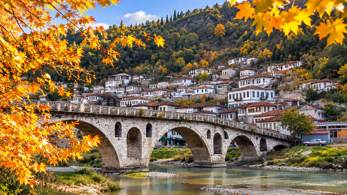 Berat, Shqipëri, me shtëpi historike dhe Urën e Goricës në vjeshtë