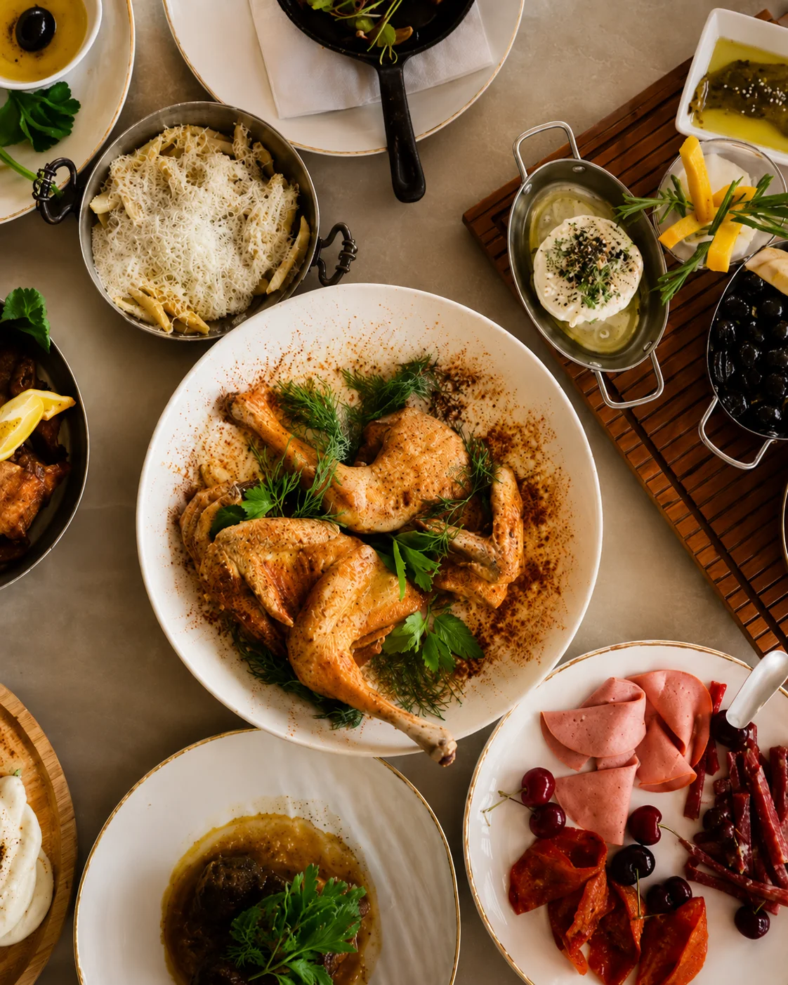 Esperienza gastronomica dalla fattoria alla tavola al Bonum di Yrshek, con pollo arrosto, piatti tradizionali e ingredienti freschi di stagione.