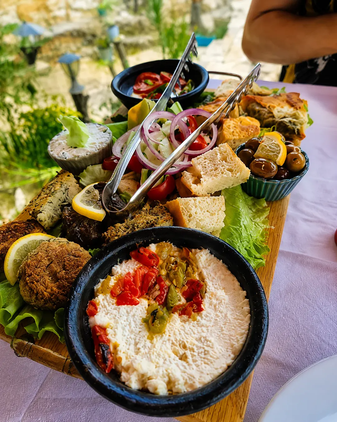 Pjatë me ushqime tradicionale shqiptare në Emiliano Restaurant në Krujë
