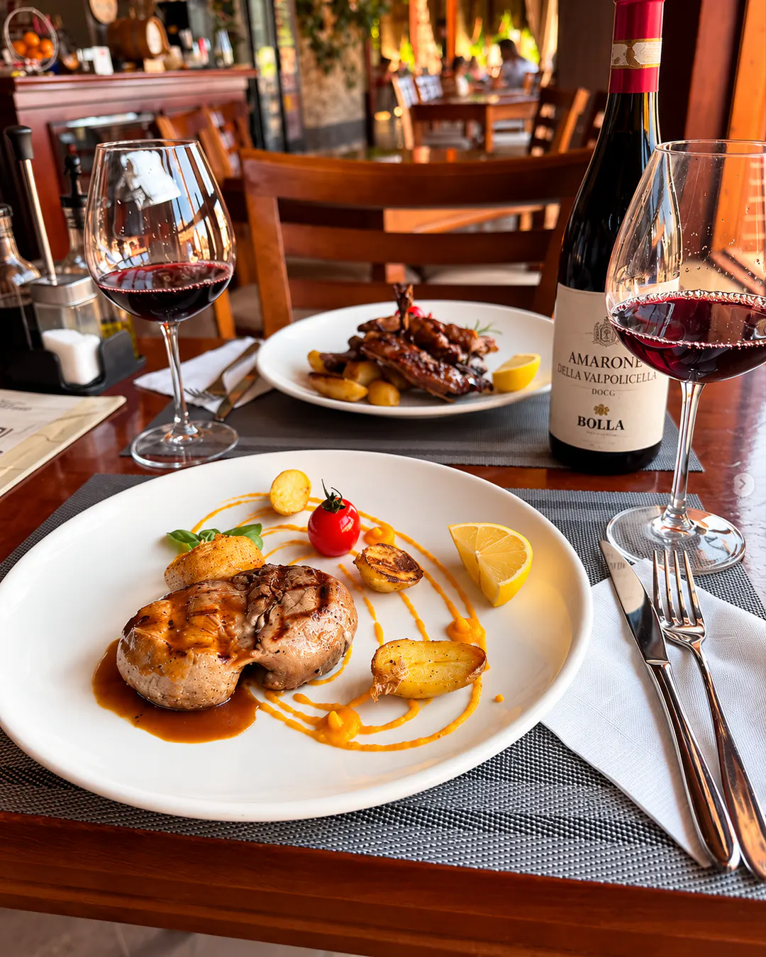 Pjatë fine dining e shoqëruar me verë të kuqe në Fabiani Restaurant & Bar në Krujë