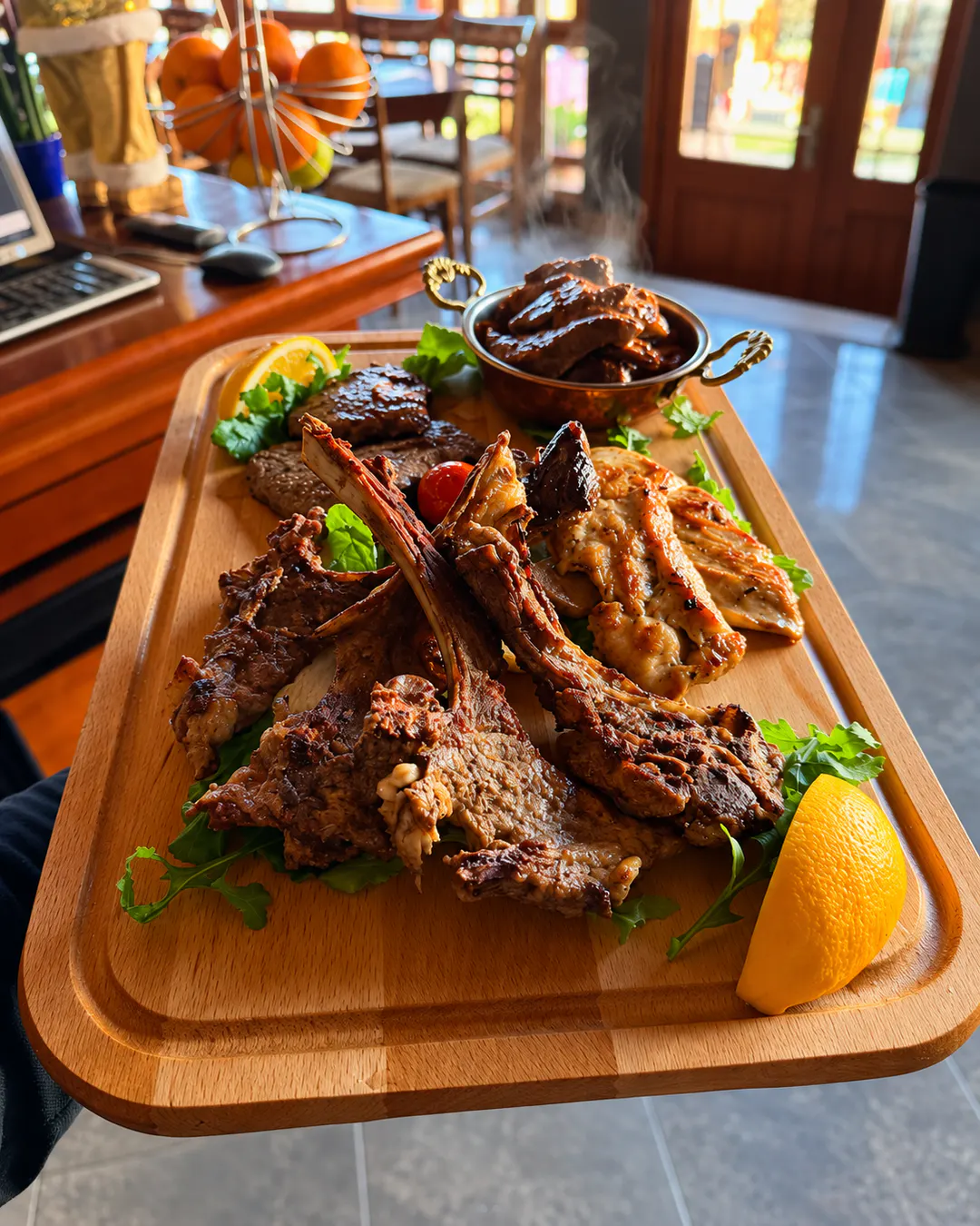 Pjatë me mishra të ndryshëm të pjekur në skarë në Fabiani Restaurant & Bar në Krujë