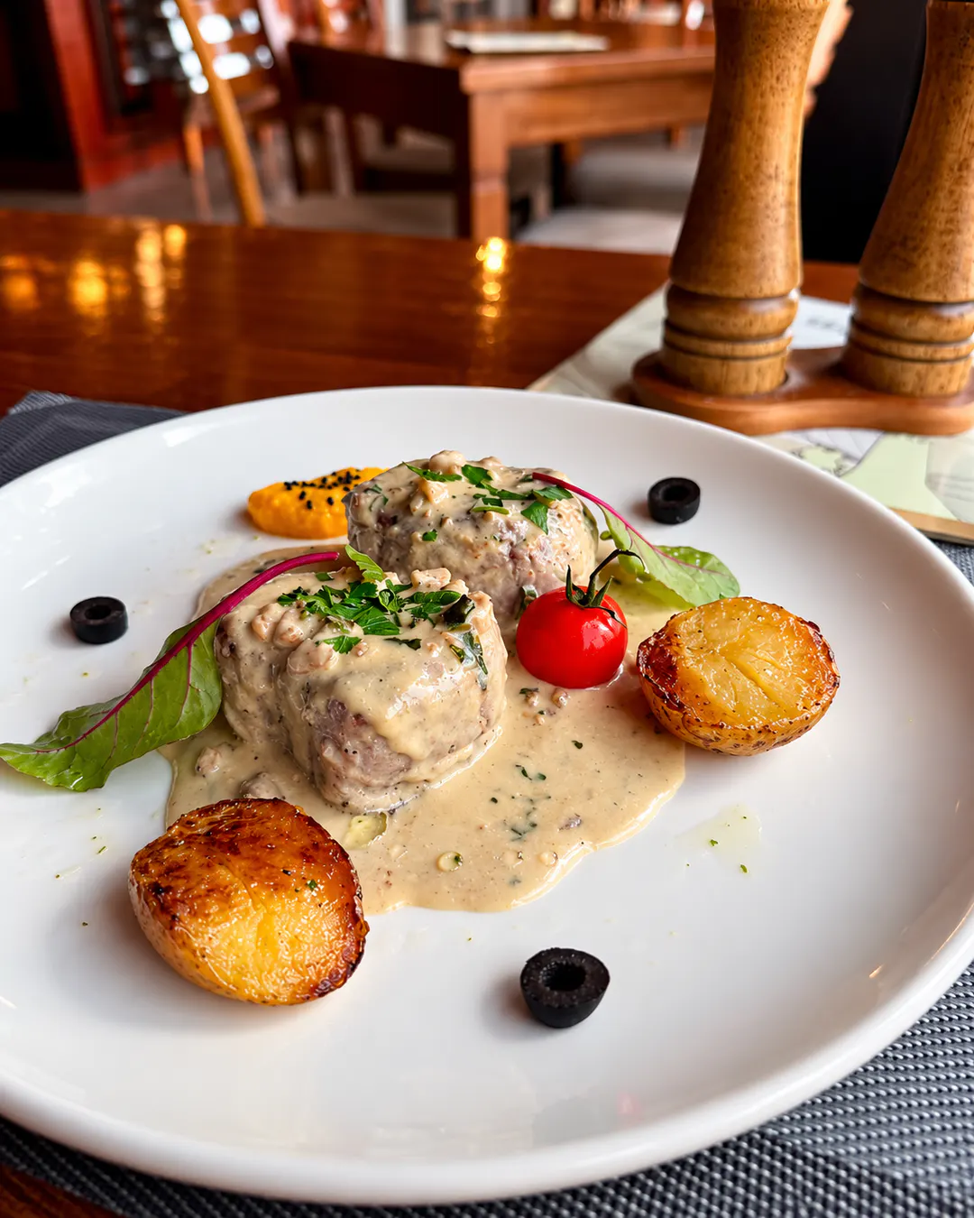 Pjatë mishi me salcë kremoze dhe patate të pjekura në Fabiani Restaurant & Bar në Krujë