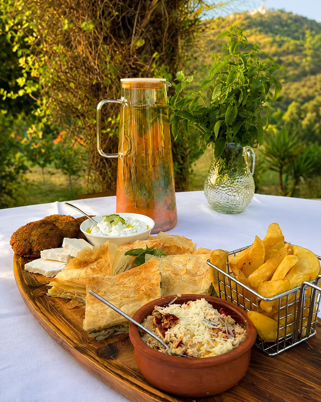 Piatti tradizionali albanesi serviti all'aperto alla Ferma Albanet di Prush, con specialità fatte in casa, formaggio, pane e ingredienti freschi.