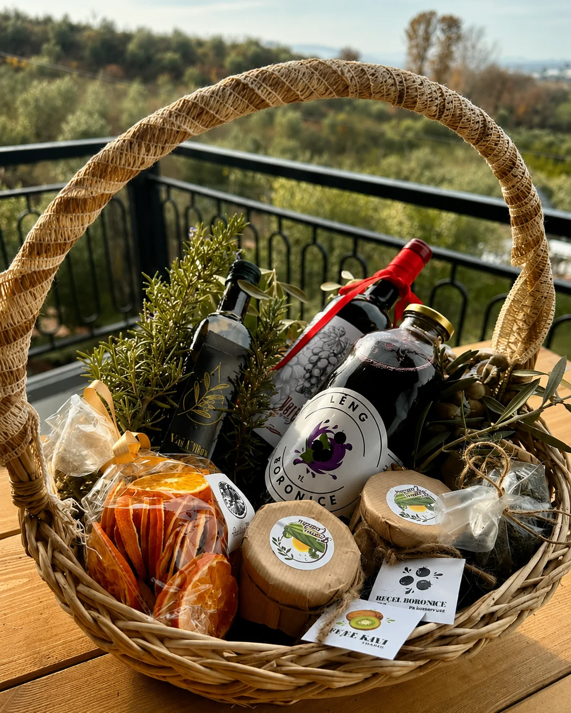 Cesto di prodotti locali della Ferma Çollaku con conserve fatte in casa, olio d'oliva e specialità tradizionali confezionate.