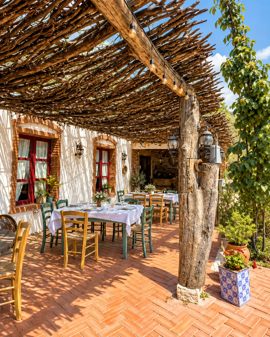 Area ristorante rustica all'aperto alla Fustanella Farm di Petrelë, vicino a Tirana