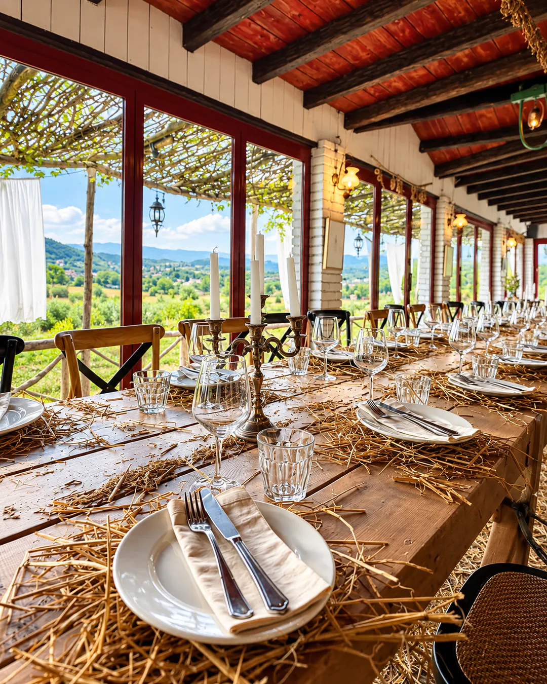 Ambiente rustico per mangiare con vista sulla campagna alla Fustanella Farm di Petrelë