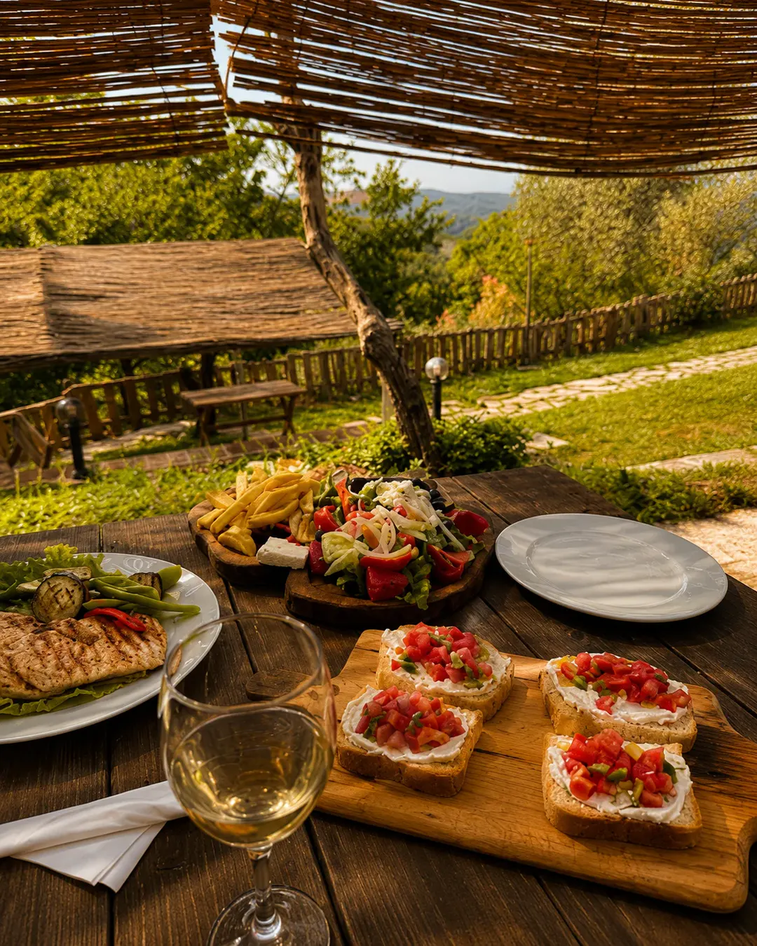 Ushqim në ambient të jashtëm me gatime të freskëta në Garden Organic Restaurant në Krujë
