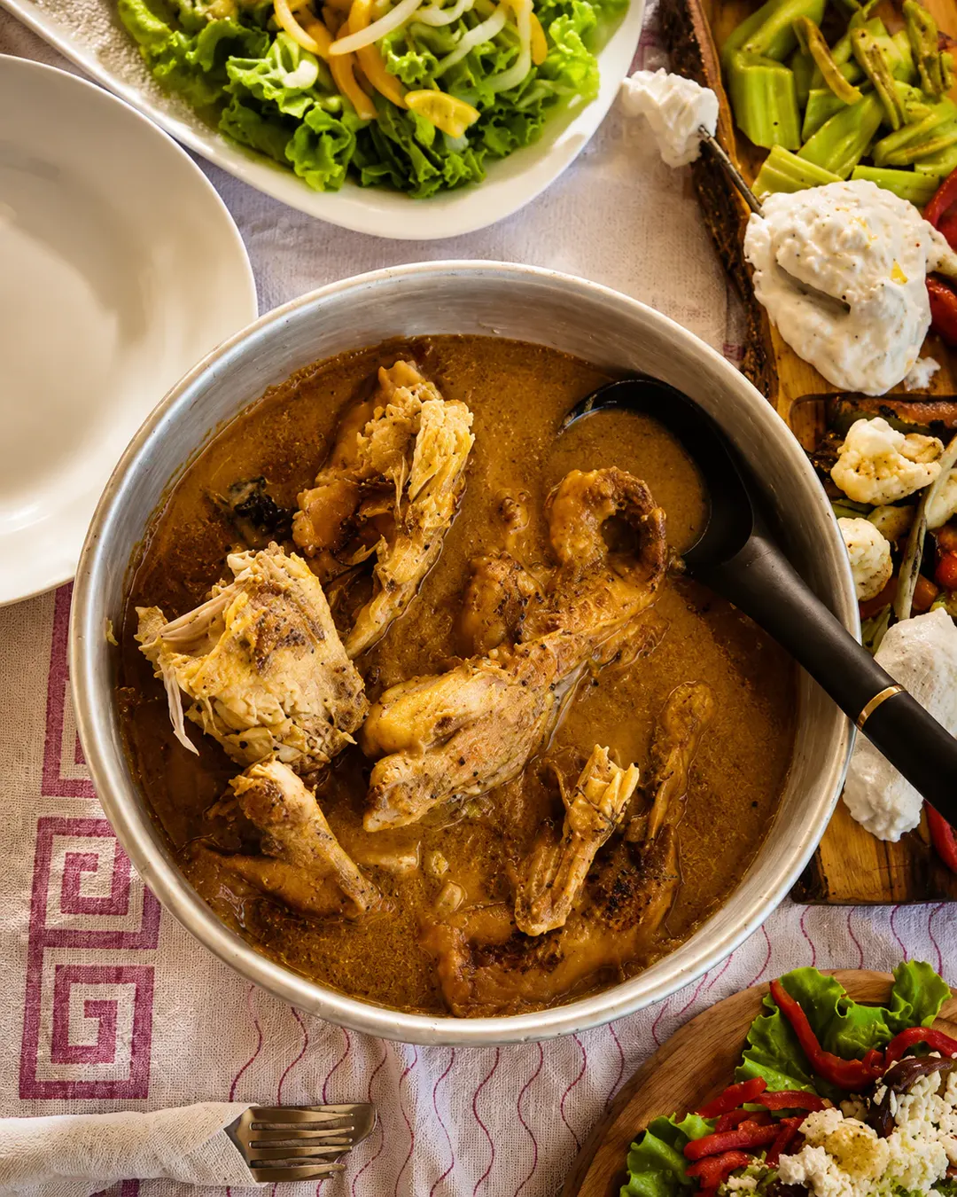 Gatim tradicional me pulë dhe shoqërime të freskëta lokale në Garden Organic Restaurant në Krujë