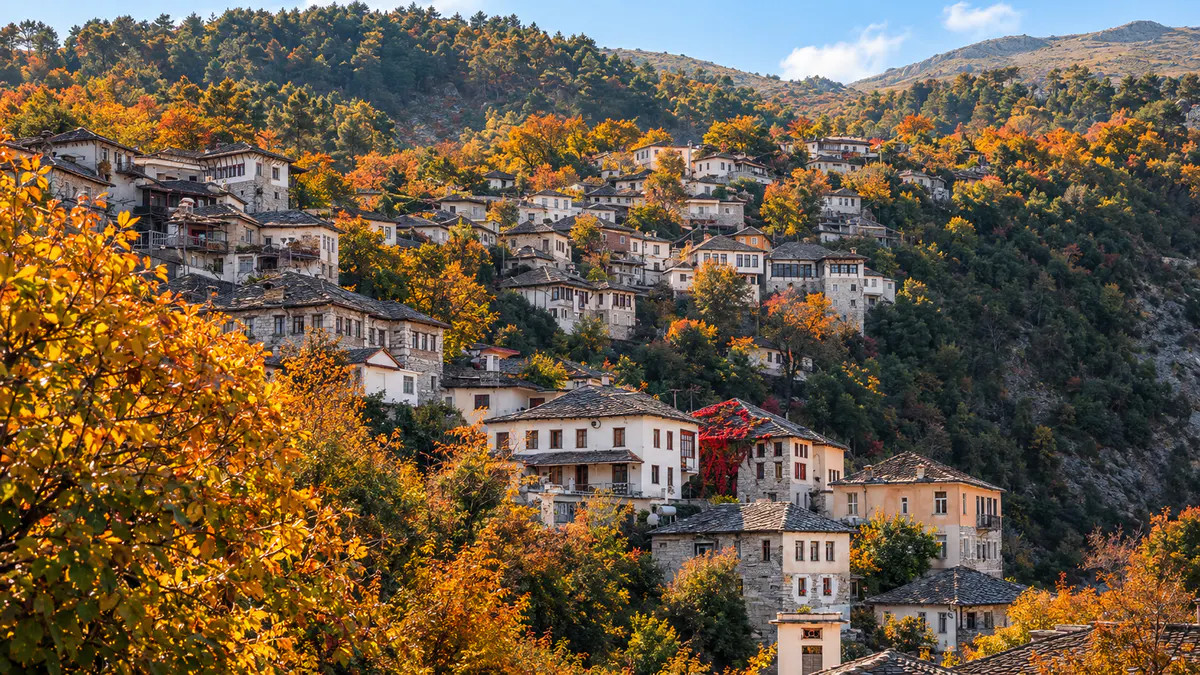 Gjirokastër, Shqipëri, me shtëpi prej guri dhe peizazh vjeshtor