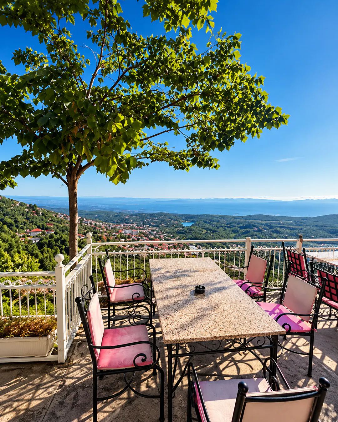 Pamje panoramike nga tarraca e Horizont Restaurant mbi Krujë