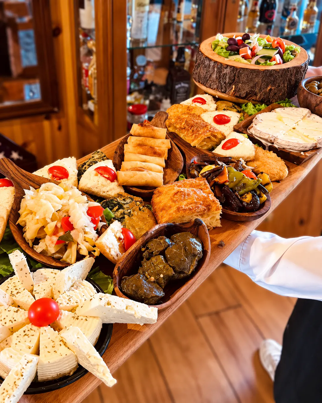 Pjatë me ushqime tradicionale shqiptare në Horizont Restaurant në Krujë