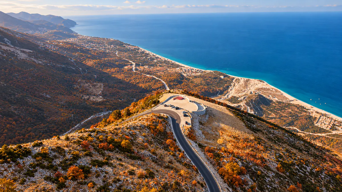 Qafa e Llogarasë, Shqipëri, me pamje malore dhe bregdetare në vjeshtë