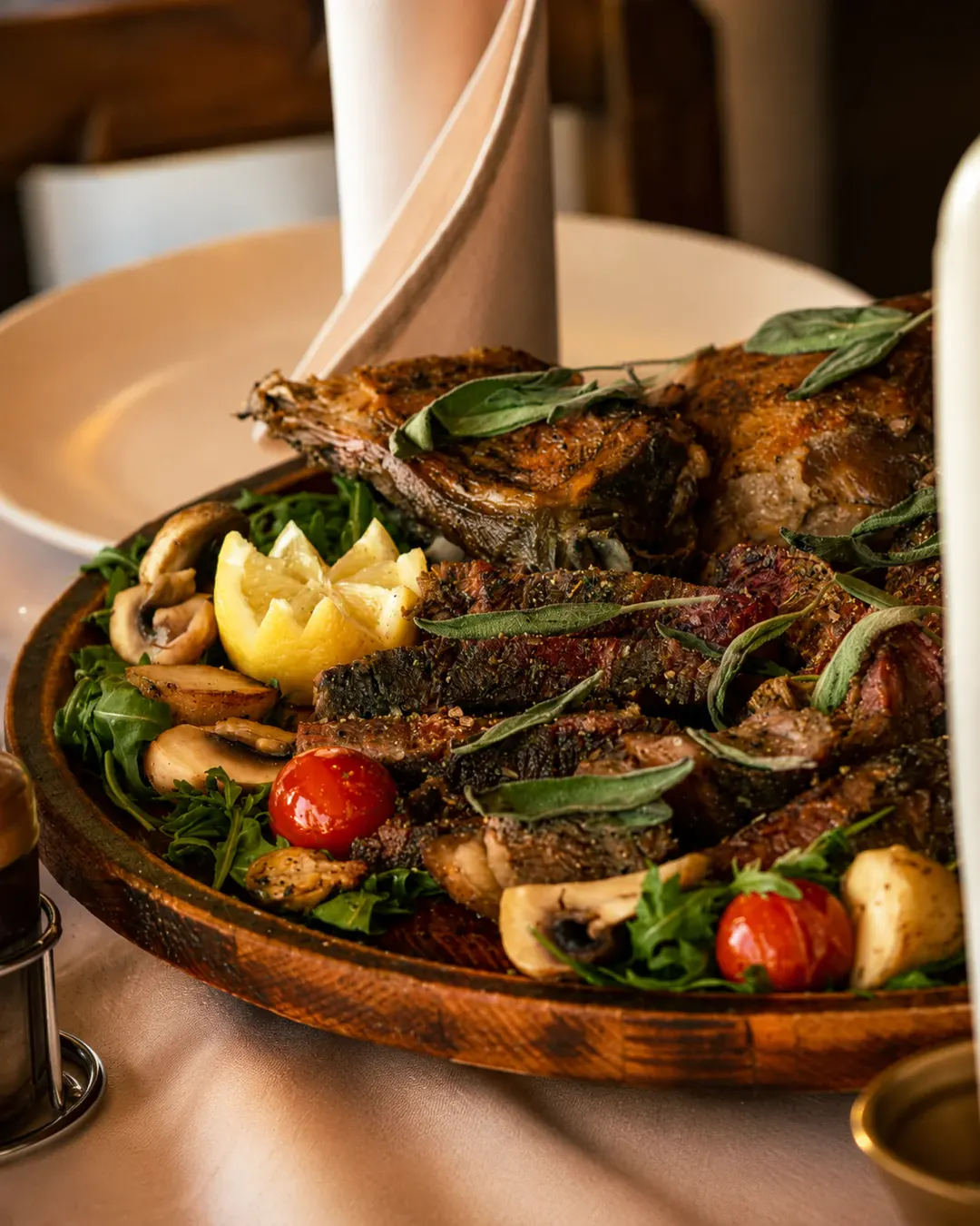 Pjatë me mish të pjekur në skarë dhe perime në Restaurant & Hotel Panorama në Krujë