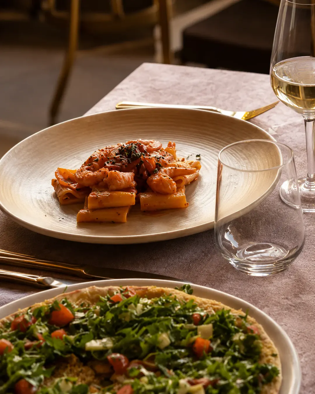 Pasta dhe pizza të servirura në Restaurant & Hotel Panorama në Krujë