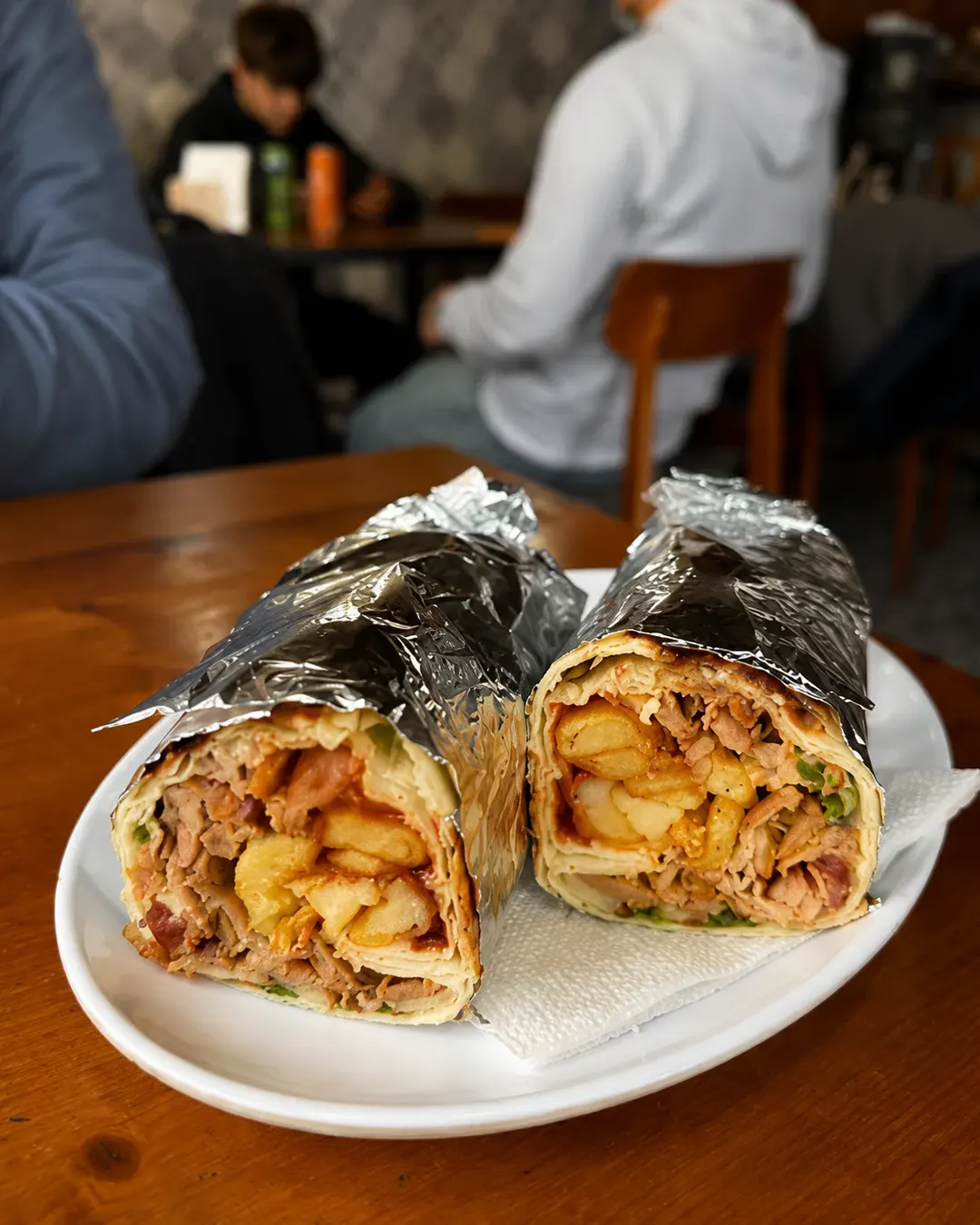 Doner pule me patate të skuqura në Pizzeria Kupa në Krujë