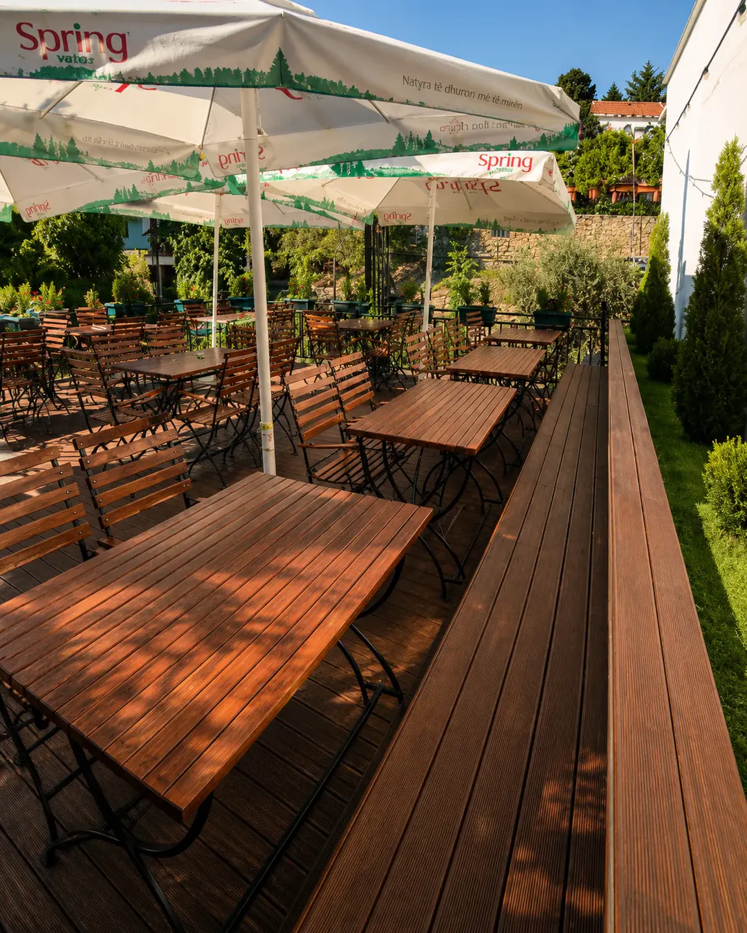 Tarracë e jashtme në Pizzeria Kupa pranë Pazarit të Vjetër të Krujës dhe Kalasë së Krujës