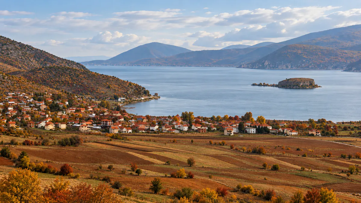 Liqeni i Prespës, Shqipëri, i rrethuar nga male në vjeshtë