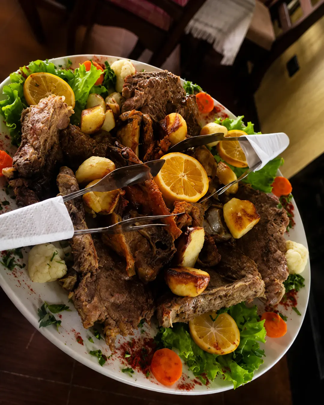 Pjatë tradicionale shqiptare me mish dhe patate të pjekura në Restaurant Alba në Krujë