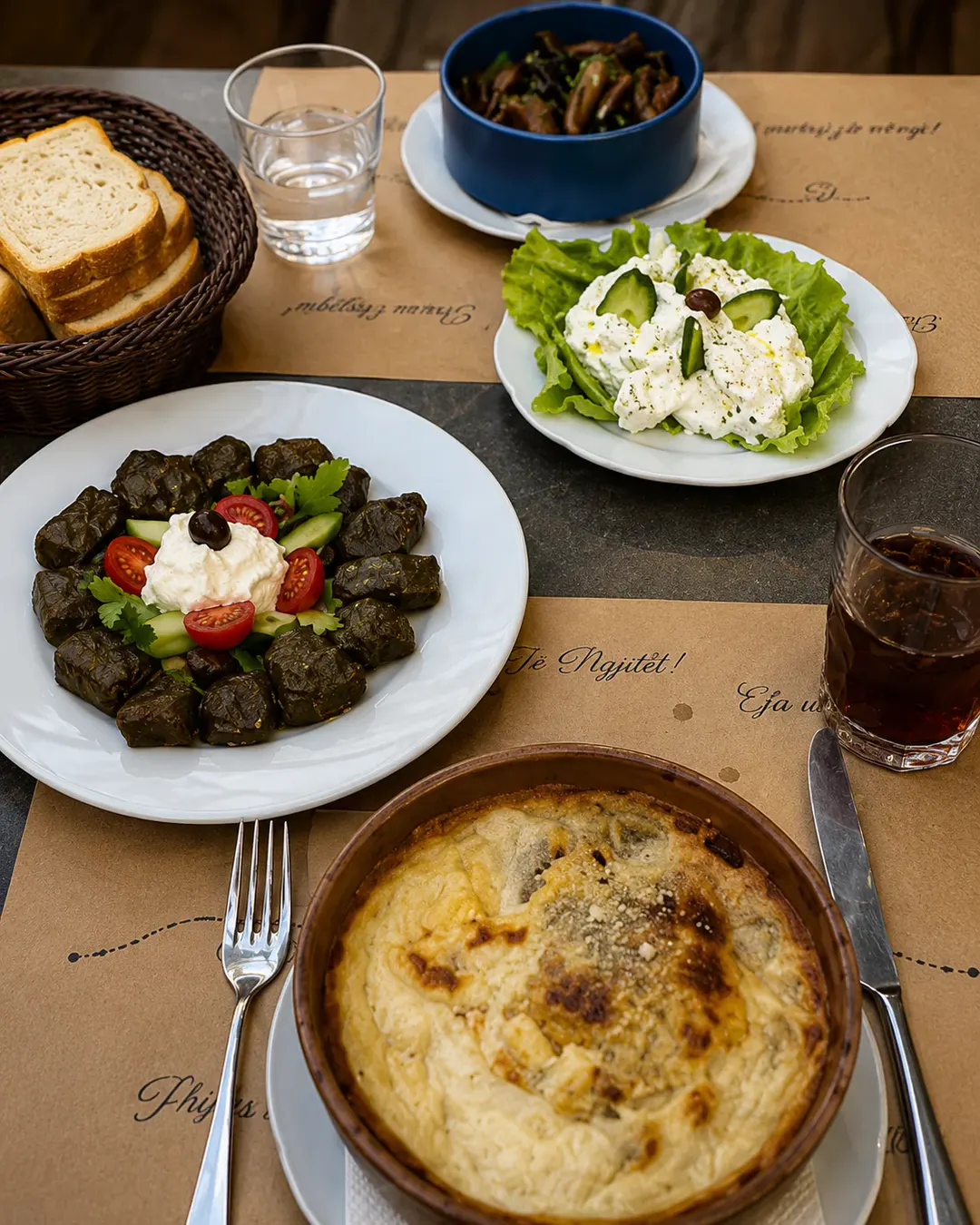 Ushqim tradicional shqiptar i servirur në Restaurant Hotel DEAL në Krujë