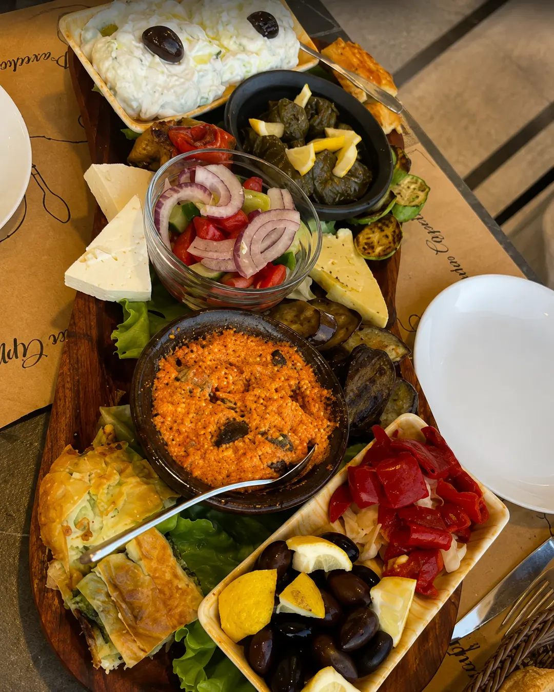 Pjatë me ushqime tradicionale dhe specialitete lokale në Restaurant Hotel DEAL në Krujë