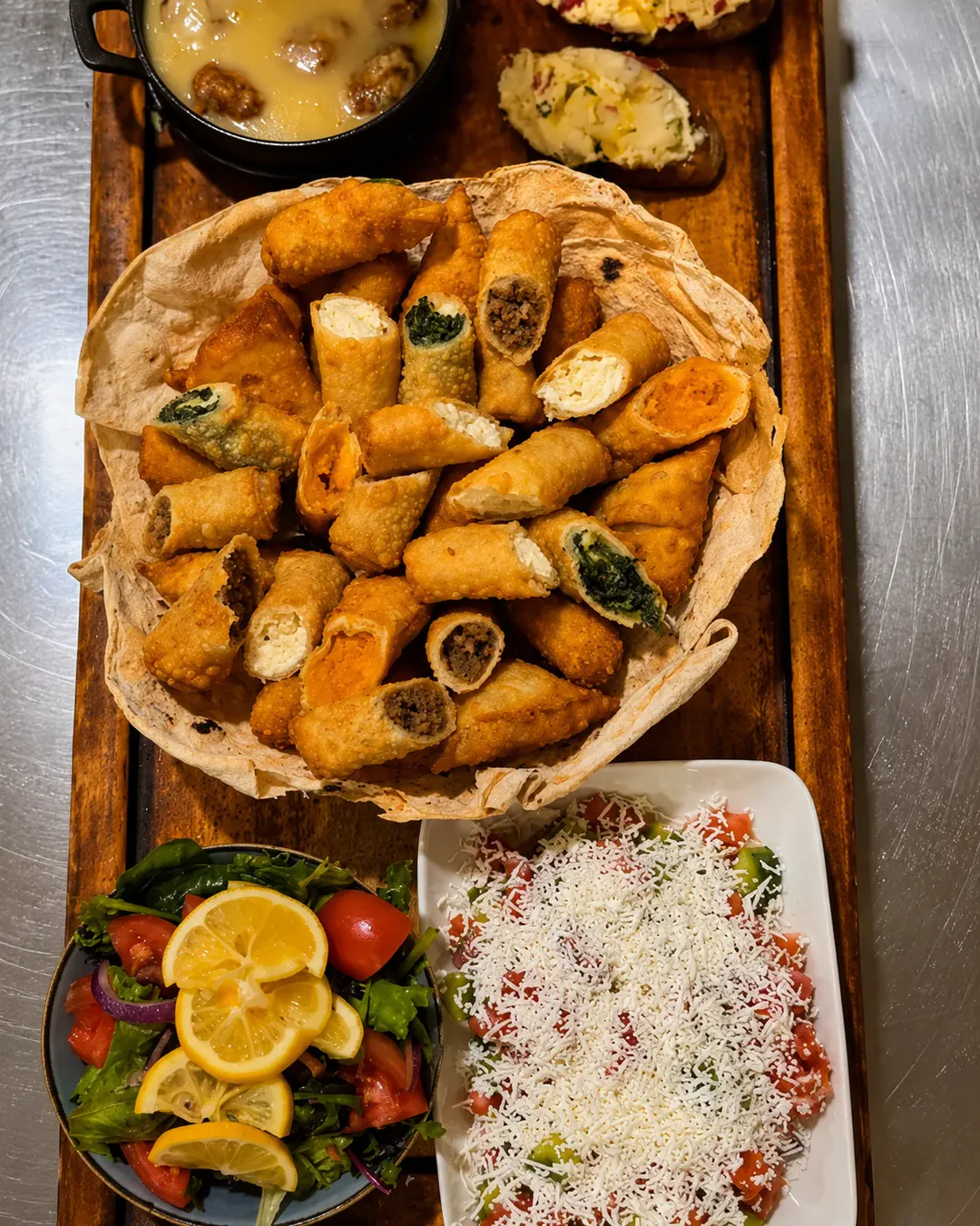 Meze tradicionale shqiptare në Restorant Bardhi në Krujë