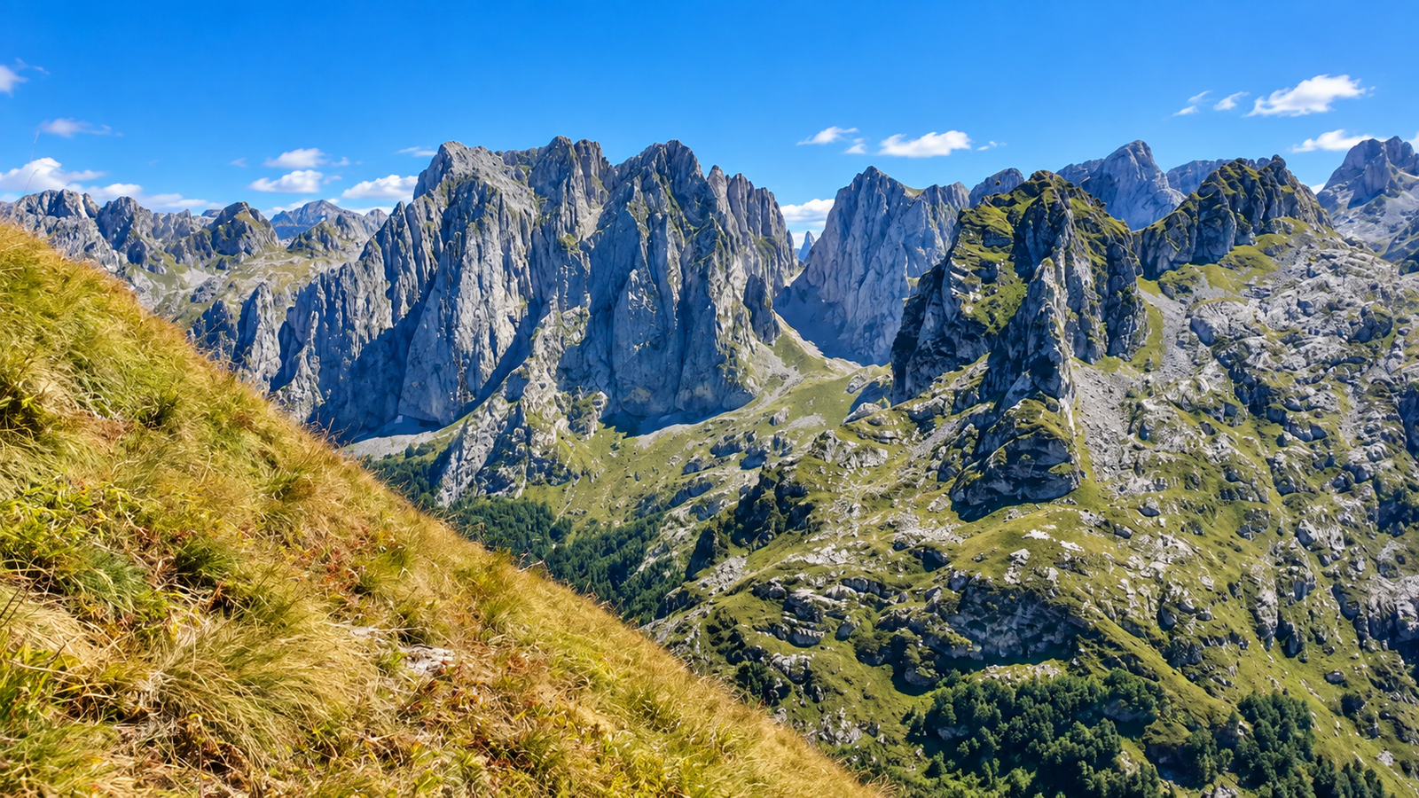 Paesaggio montano di Maja e Vajushës a Kelmend con le spettacolari vette delle Alpi Albanesi