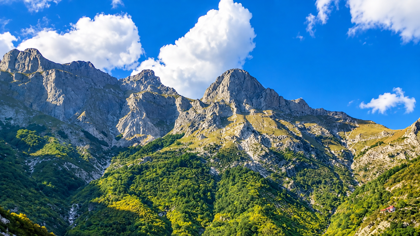 Paesaggio escursionistico del Passo Selcë–Vermosh con aspre vette montane e verdi vallate a Kelmend, Albania