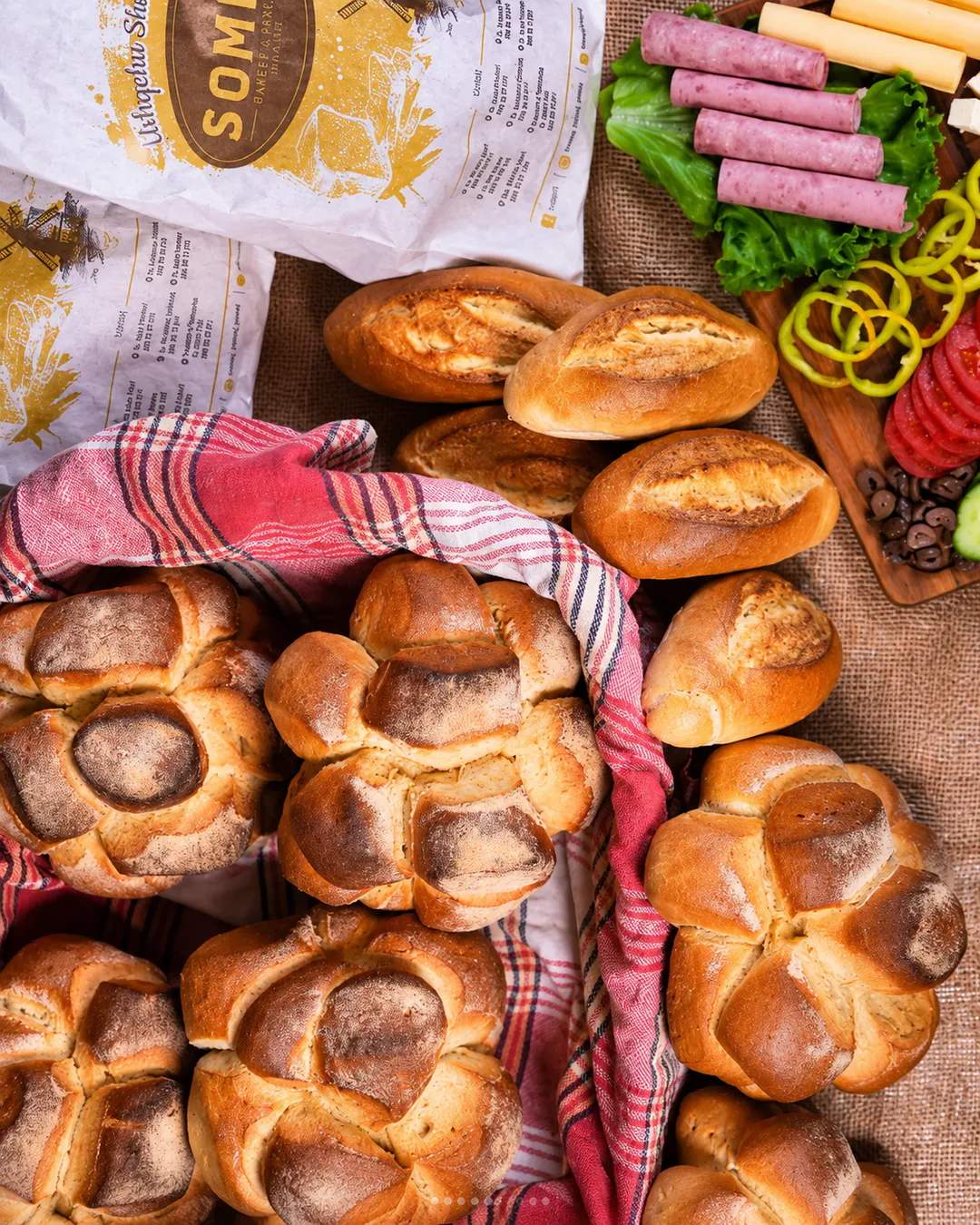 Produkte të ëmbla dhe të kripura të pjekura në SOMEG Bakery & Pastry në Tiranë