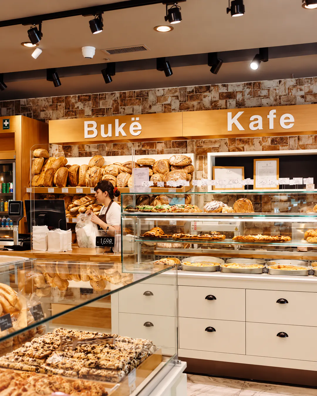 Produkte të freskëta pastiçerie në furrën Nefeli në Tiranë