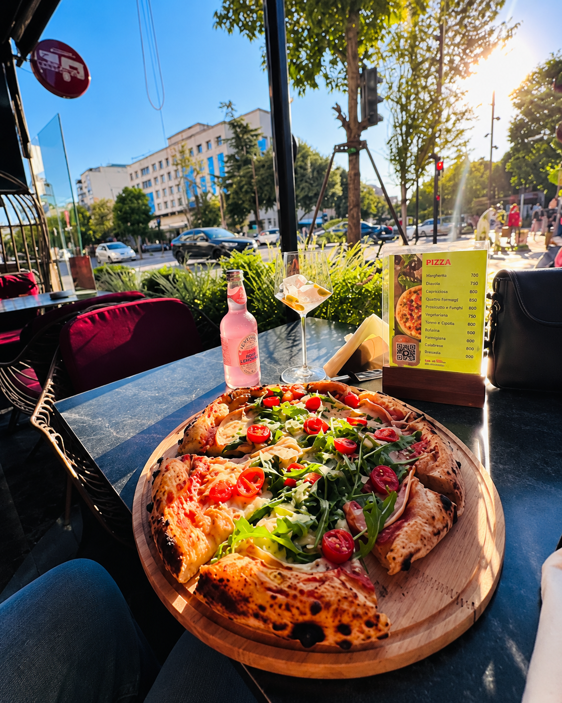 Picë e freskët e servirur në Pizza Paris në Tiranë