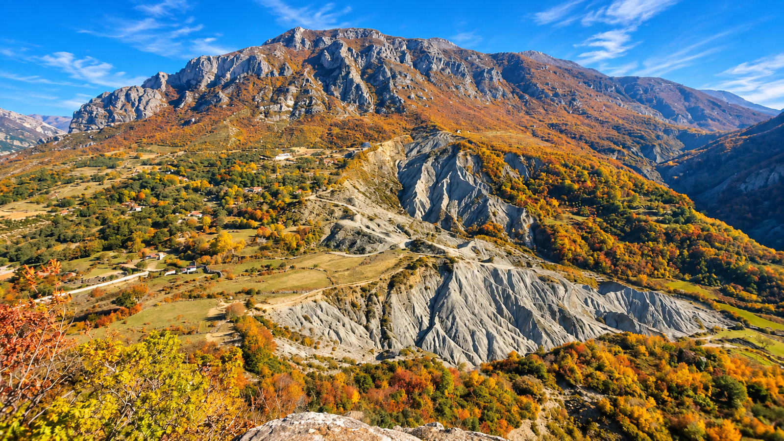 Paesaggio montano di Maja e Tujanit in autunno vicino a Tirana, Albania