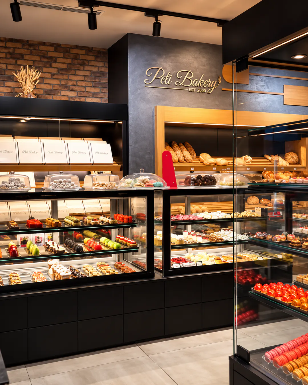 Përzgjedhje produktesh të ëmbla furre në Peti Bakery në Tiranë