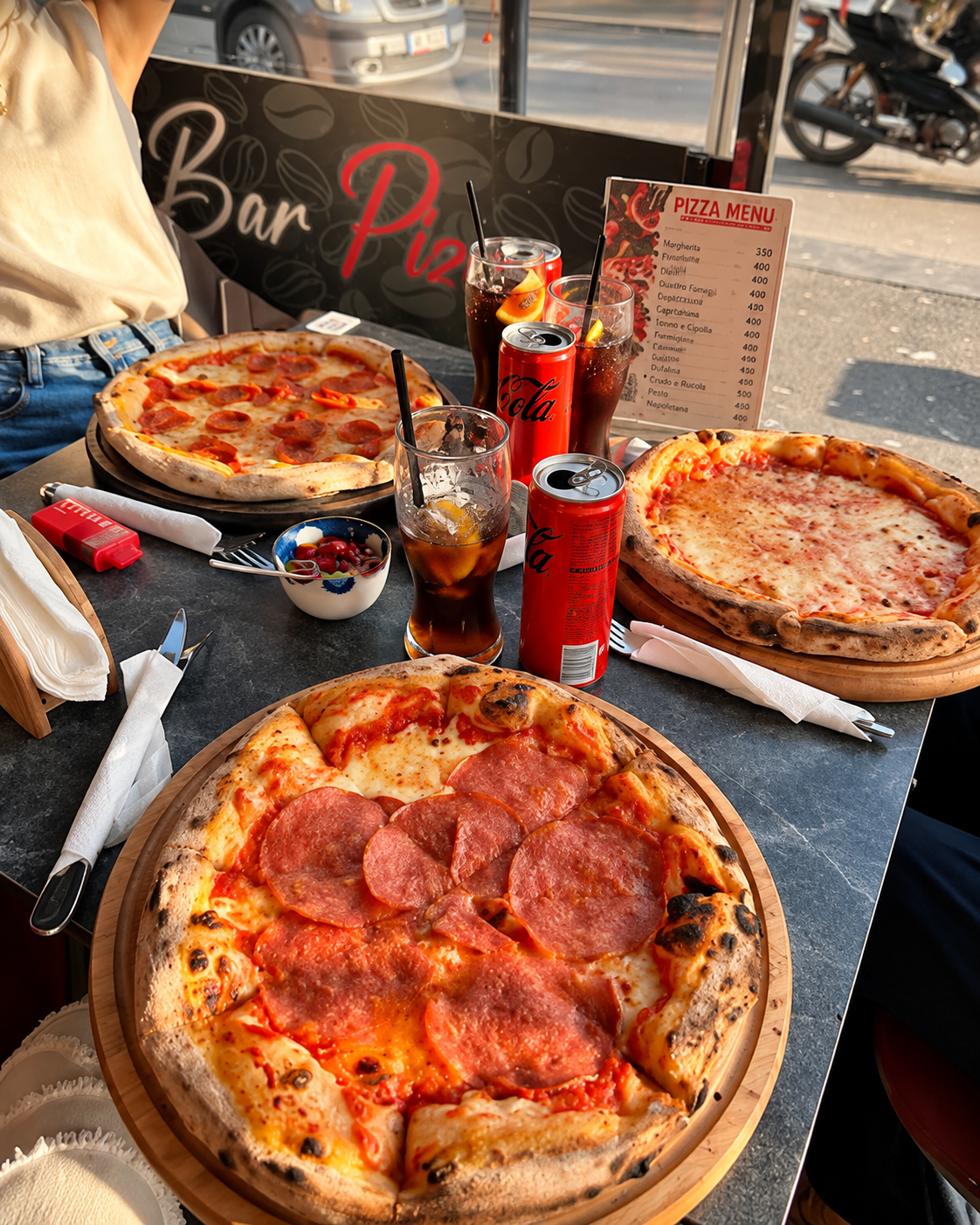 Përzgjedhje picash të servirura në Pizza Paris në Tiranë.