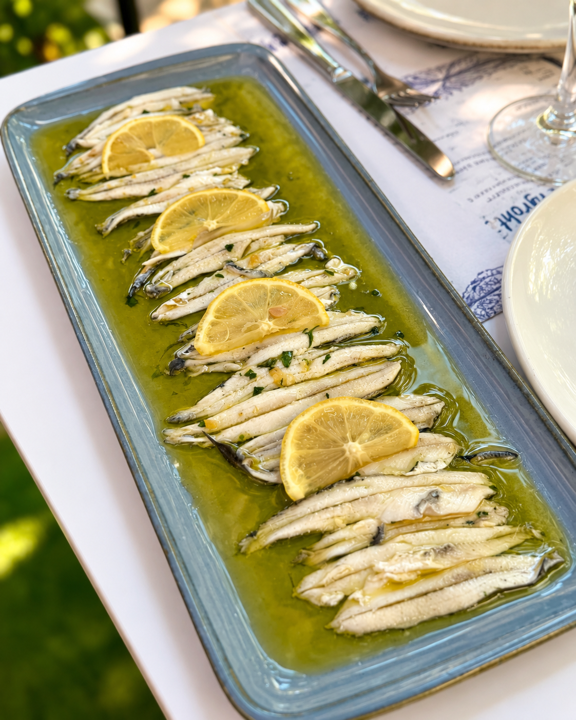 Restoranti Laguna e Patokut me ushqime deti pranë lagunës