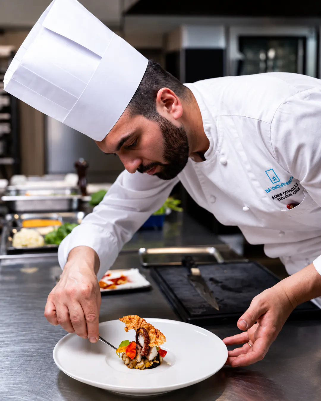 Chef duke përgatitur një pjatë në ABA 21 Fine Dining Restaurant në Tiranë