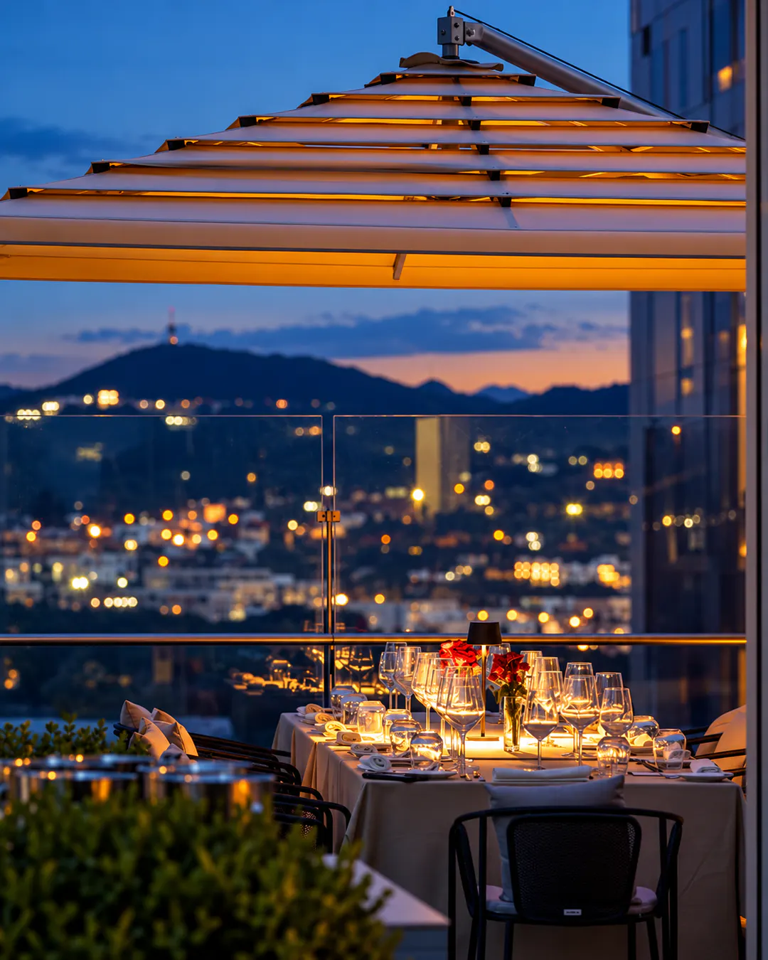 Pamje rooftop dining në ABA 21 Fine Dining Restaurant në Tiranë