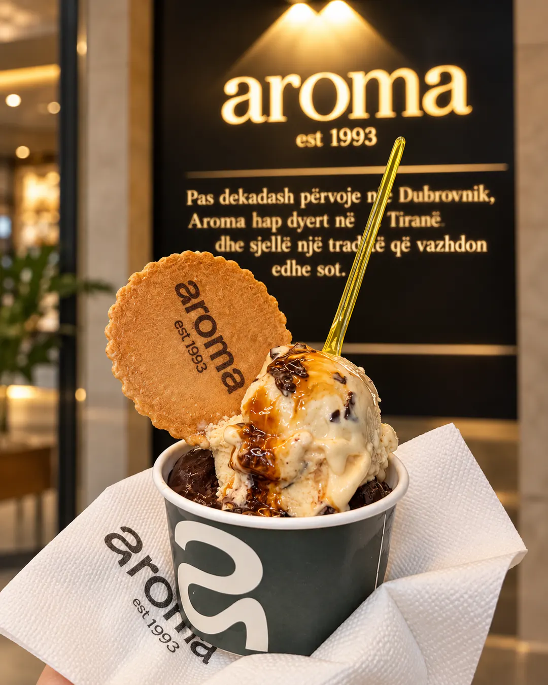 Kupë gelato artizanale me çokollatë te Aroma 1993 në Tiranë