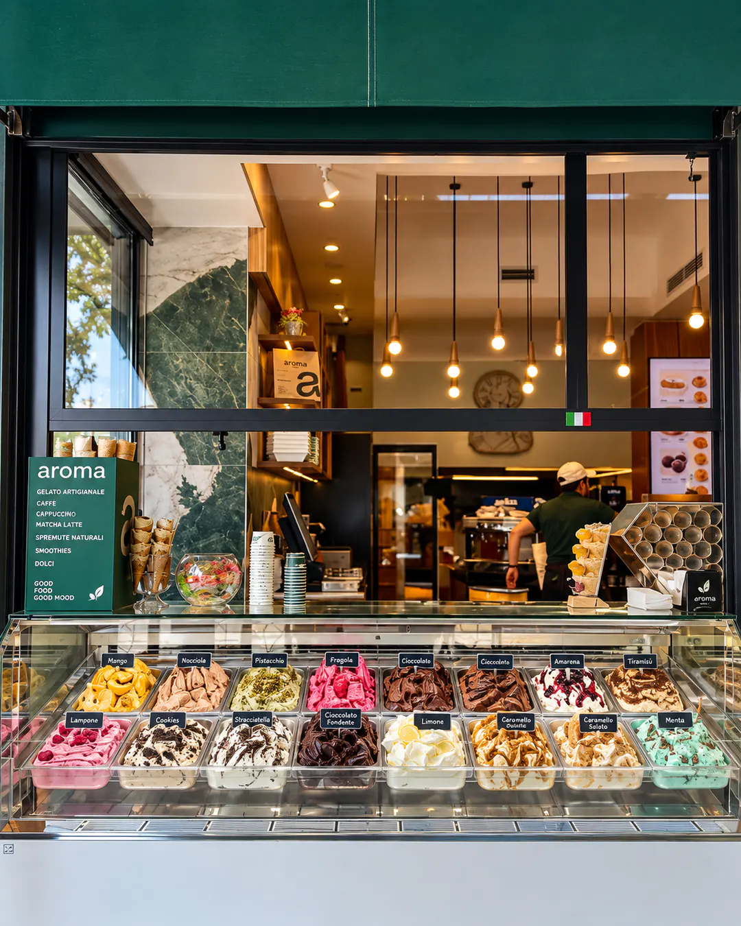 Përzgjedhje shumëngjyrëshe shijesh gelato artizanale në Tiranë