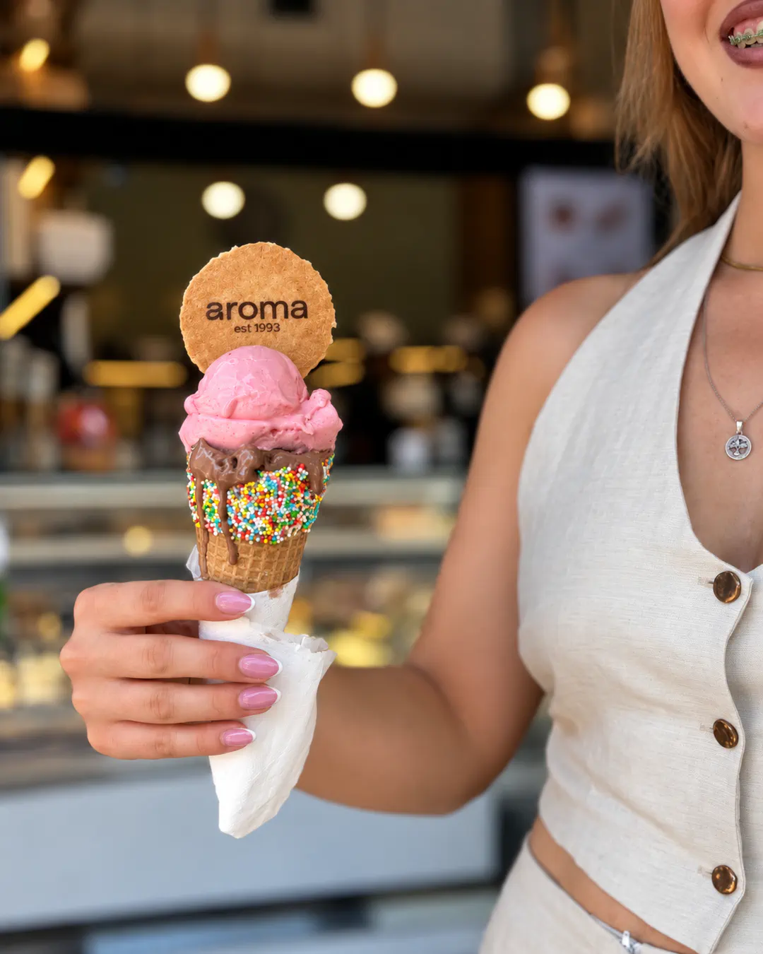 Kaush gelato me luleshtrydhe, çokollatë dhe dekorime te Aroma 1993 në Tiranë