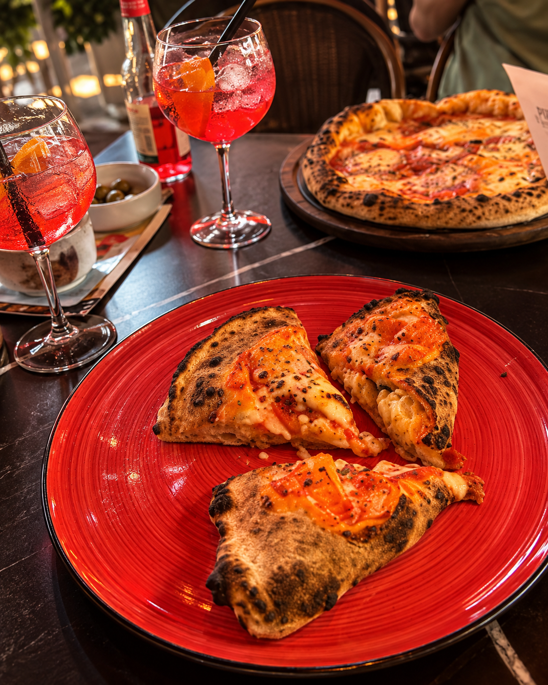 Pica dhe kokteje në Pizza Paris në Tiranë.