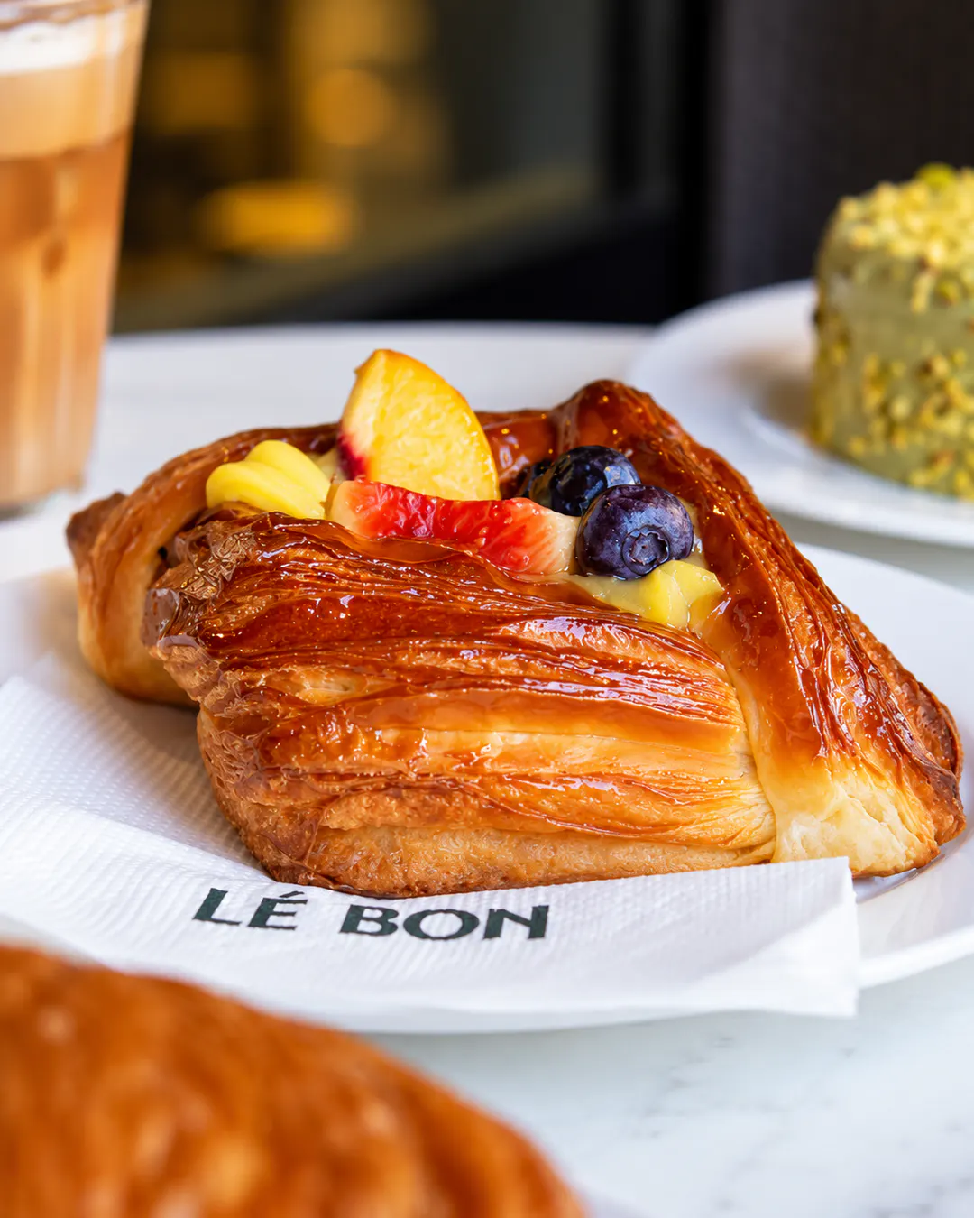 Produkte të freskëta pastiçerie për mëngjes në Le Bon në Tiranë