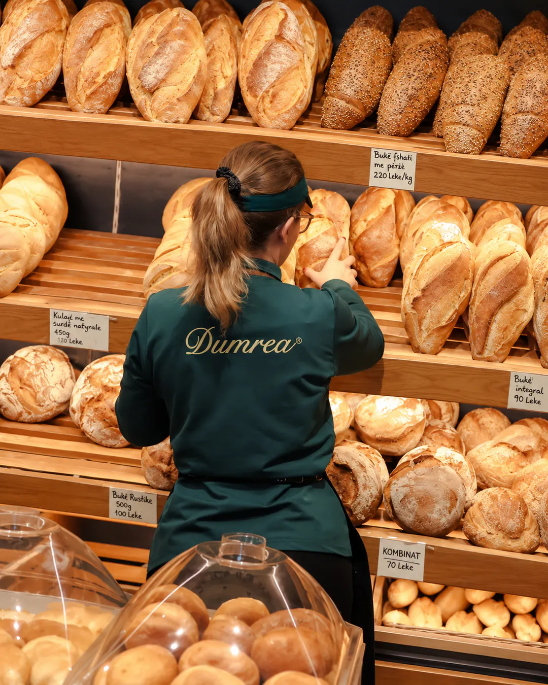 Përzgjedhje e freskët produktesh pastiçerie në Dumrea Bakery Pastry në Tiranë