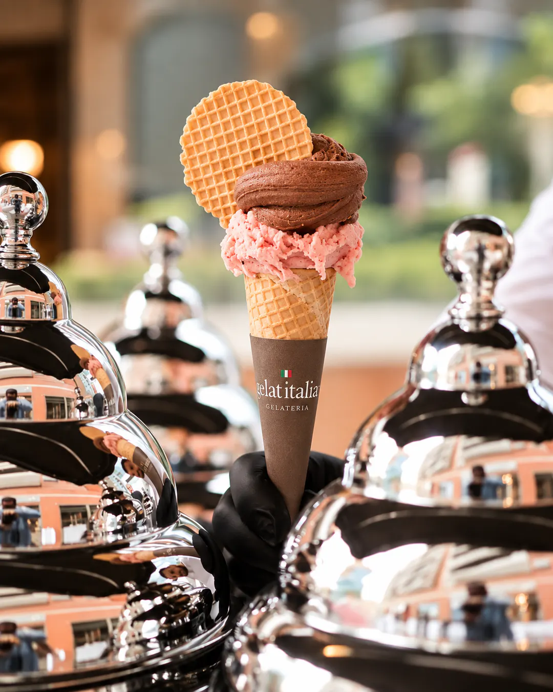 Kaush gelato me çokollatë dhe luleshtrydhe me biskotë waffle te CioccolatItaliani në Tiranë