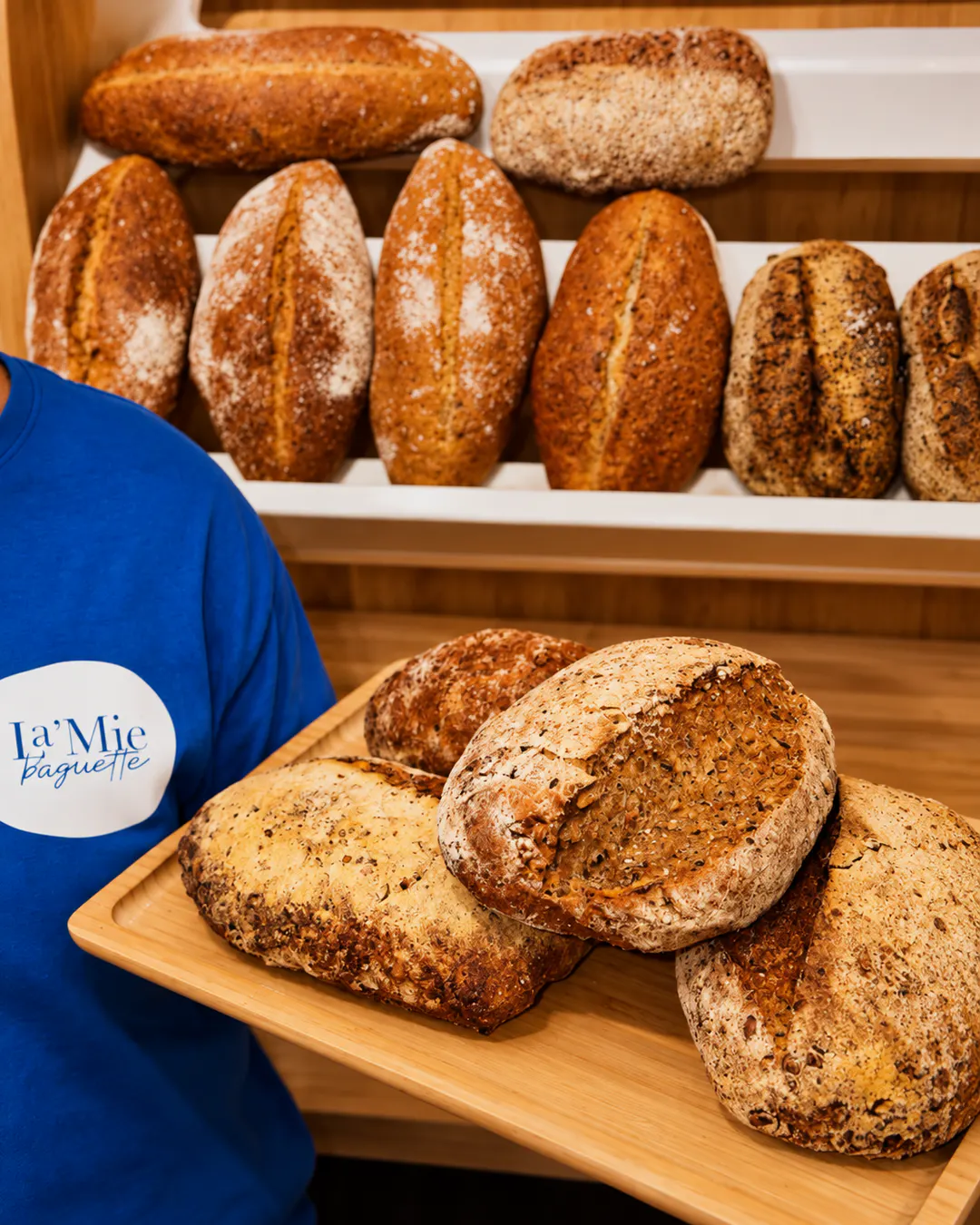 Bukë e freskët në furrën La mie Baguette në Tiranë